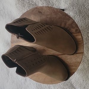 J. Mark ankle boots, sz. 7, tan, never worn